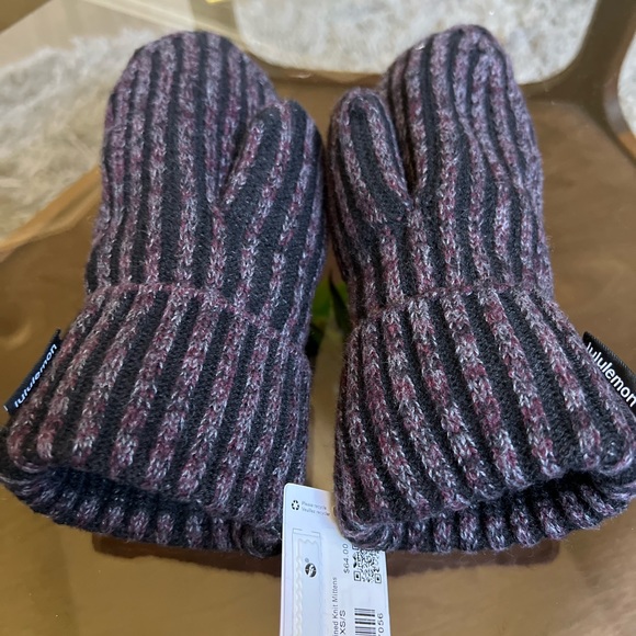 Lululemon Textured Fleece-Lined Knit Mittens - Picture 5 of 11